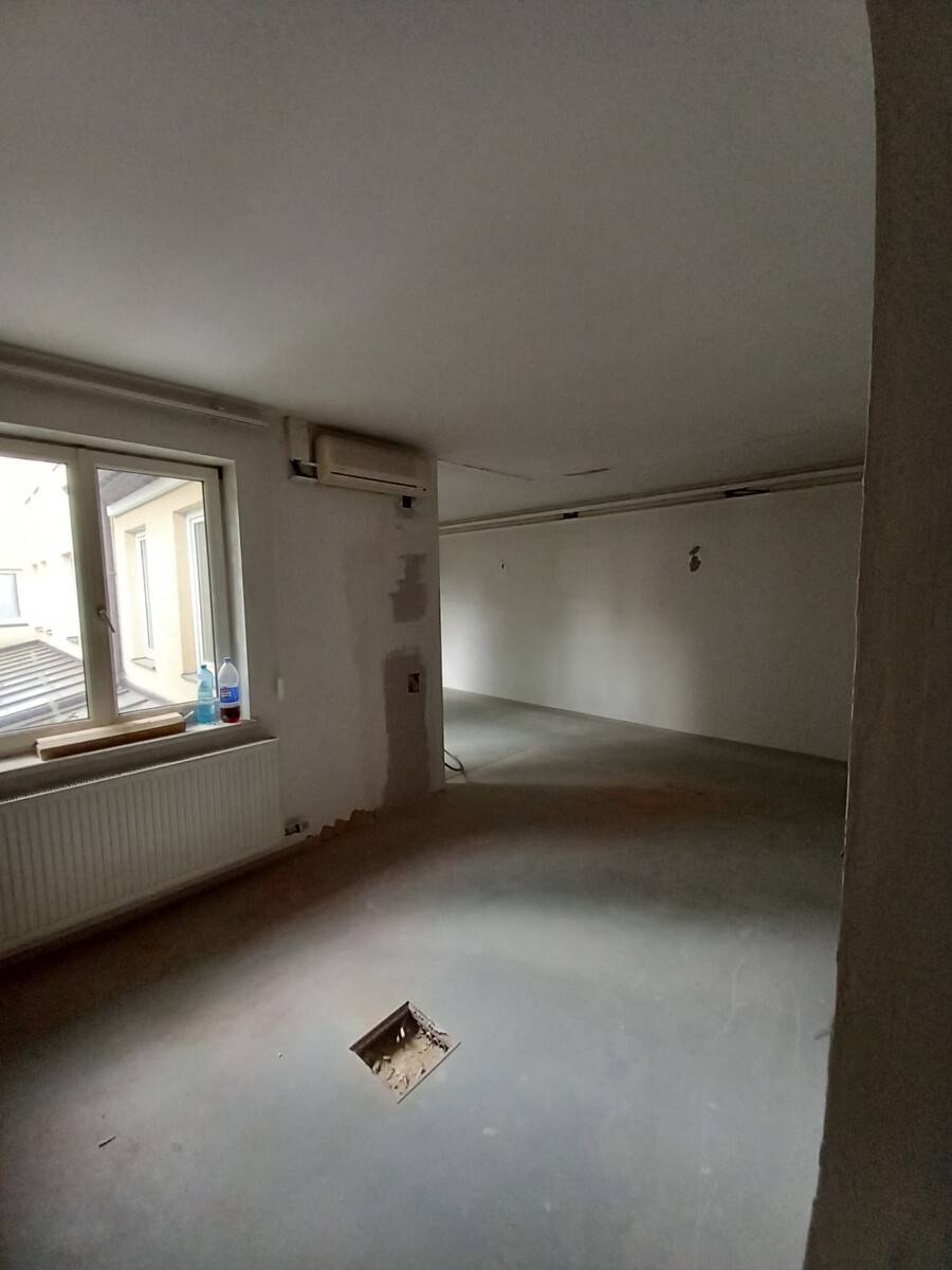 Old building apartment in the center with outdoor parking