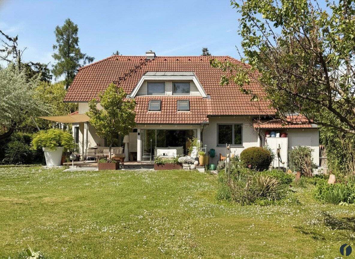 Spacious family house on 1.449 m² double plot in popular residential area