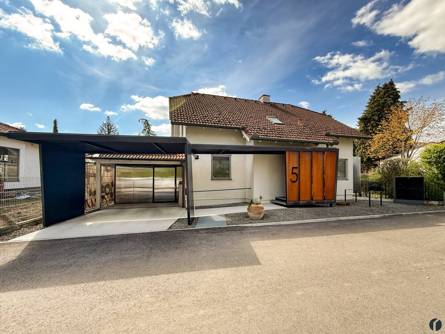 Spacious family house on 1.449 m² double plot in popular residential area