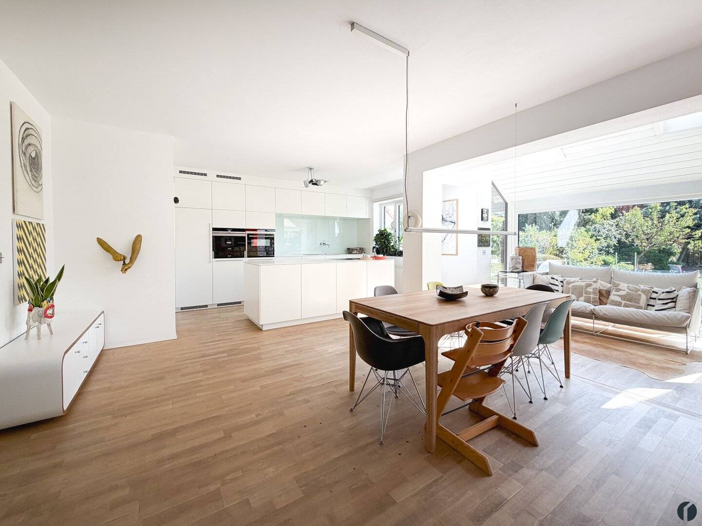 Spacious family house on 1.449 m² double plot in popular residential area
