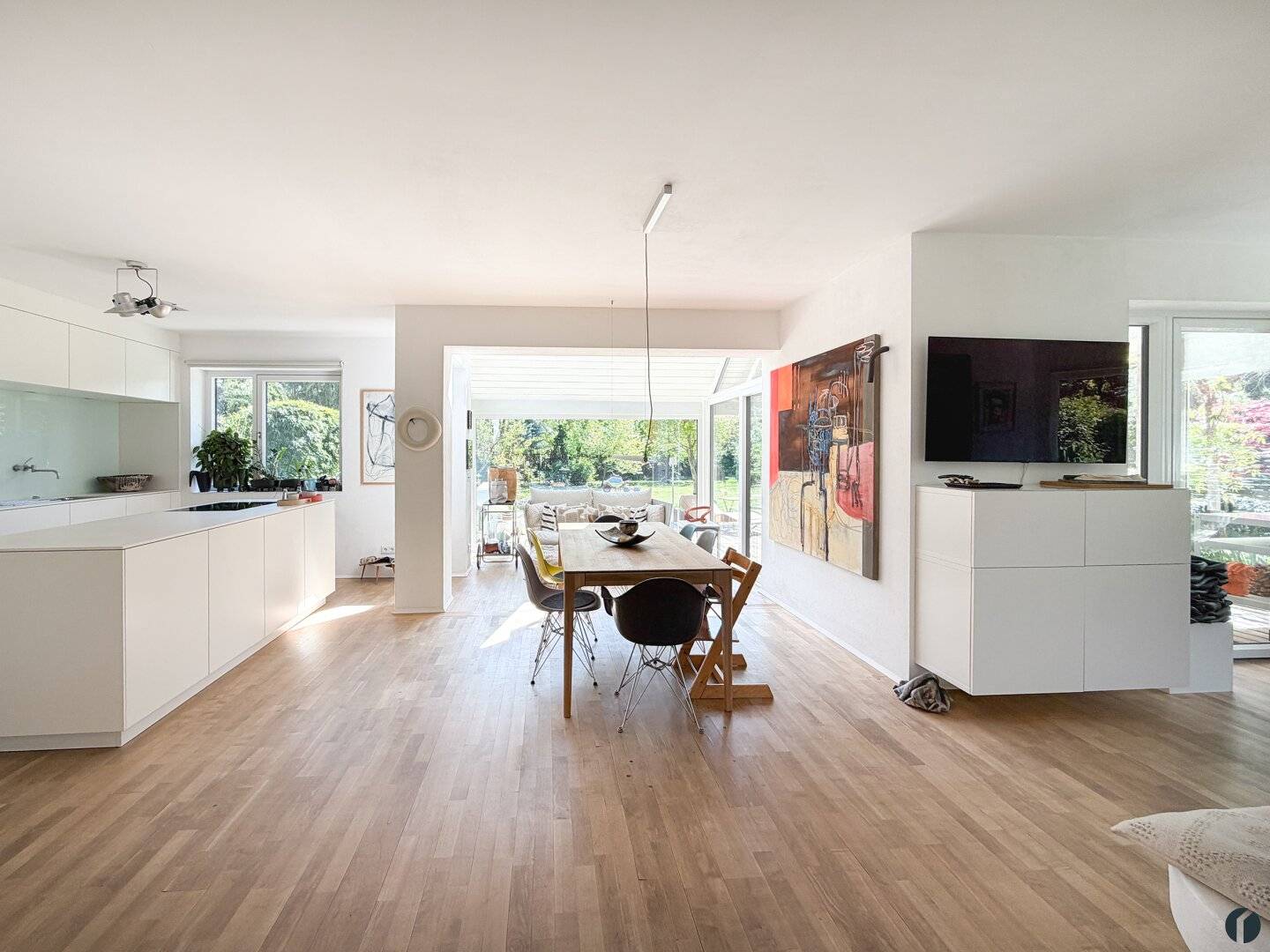Spacious family house on 1.449 m² double plot in popular residential area