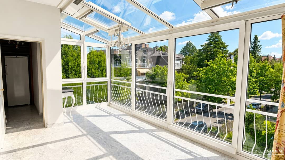 Dachgeschosswohnung mit privatem Lift Wintergarten und Garage in Hietzing
