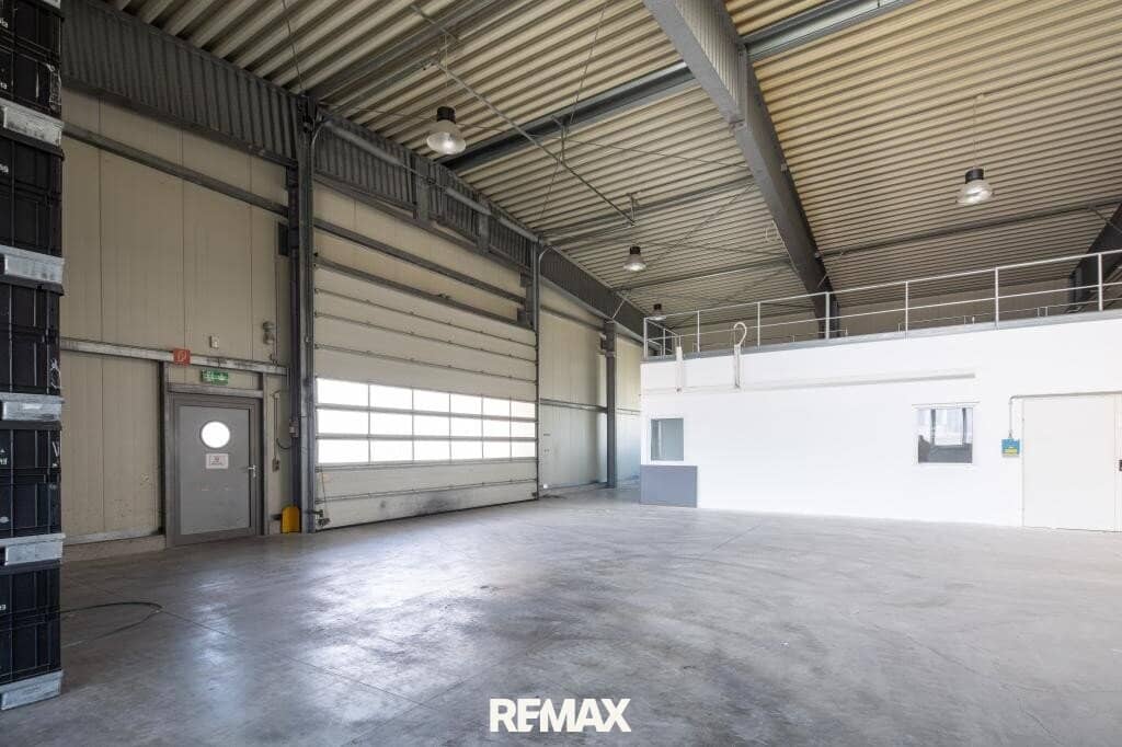 Moderne Produktions- und Lagerhalle