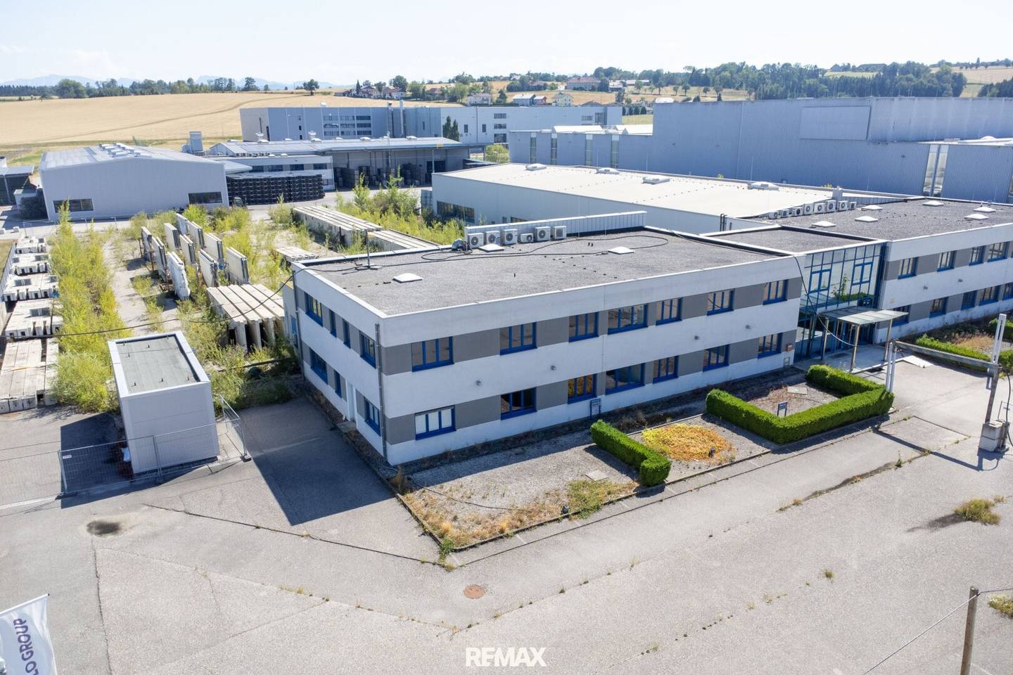 Moderne Produktions- und Lagerhalle