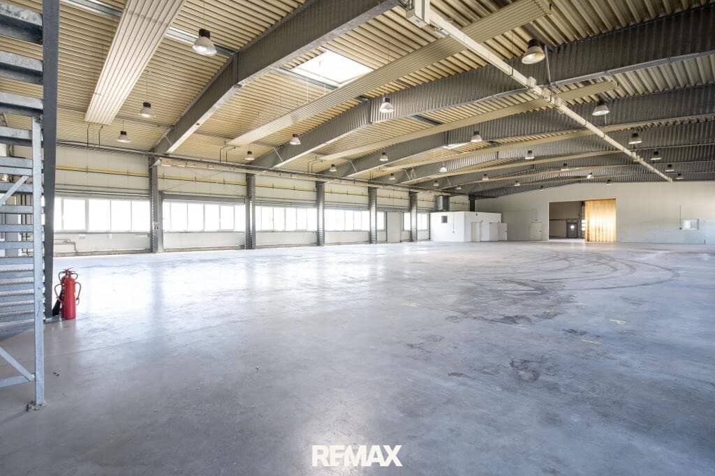 Moderne Produktions- und Lagerhalle