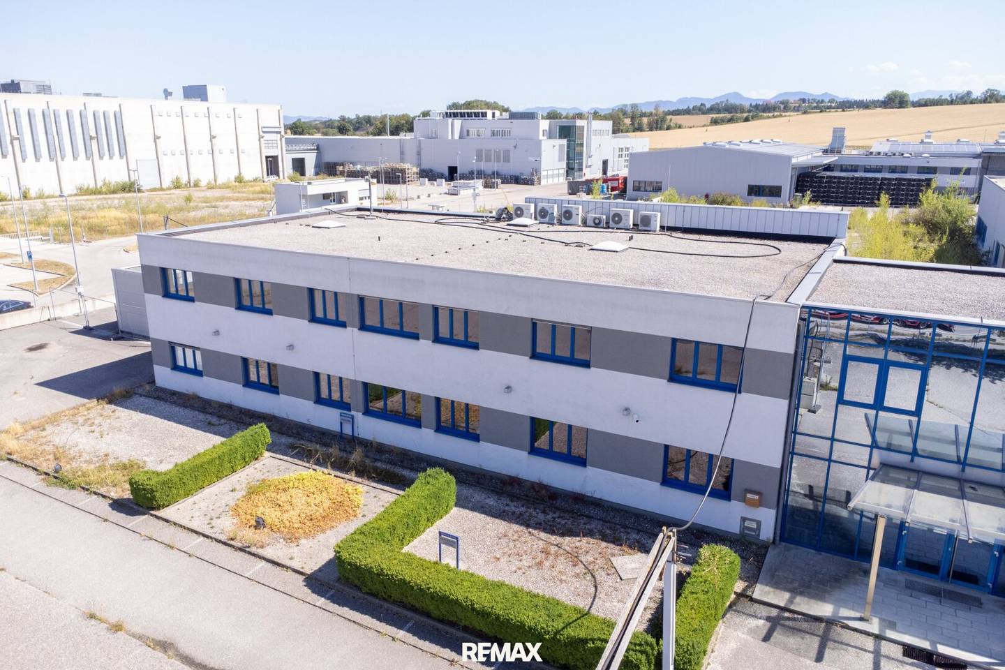 Moderne Produktions- und Lagerhalle