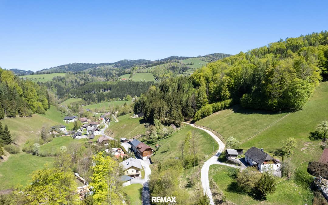 Country House with 5870 m² Plot in Steinbach