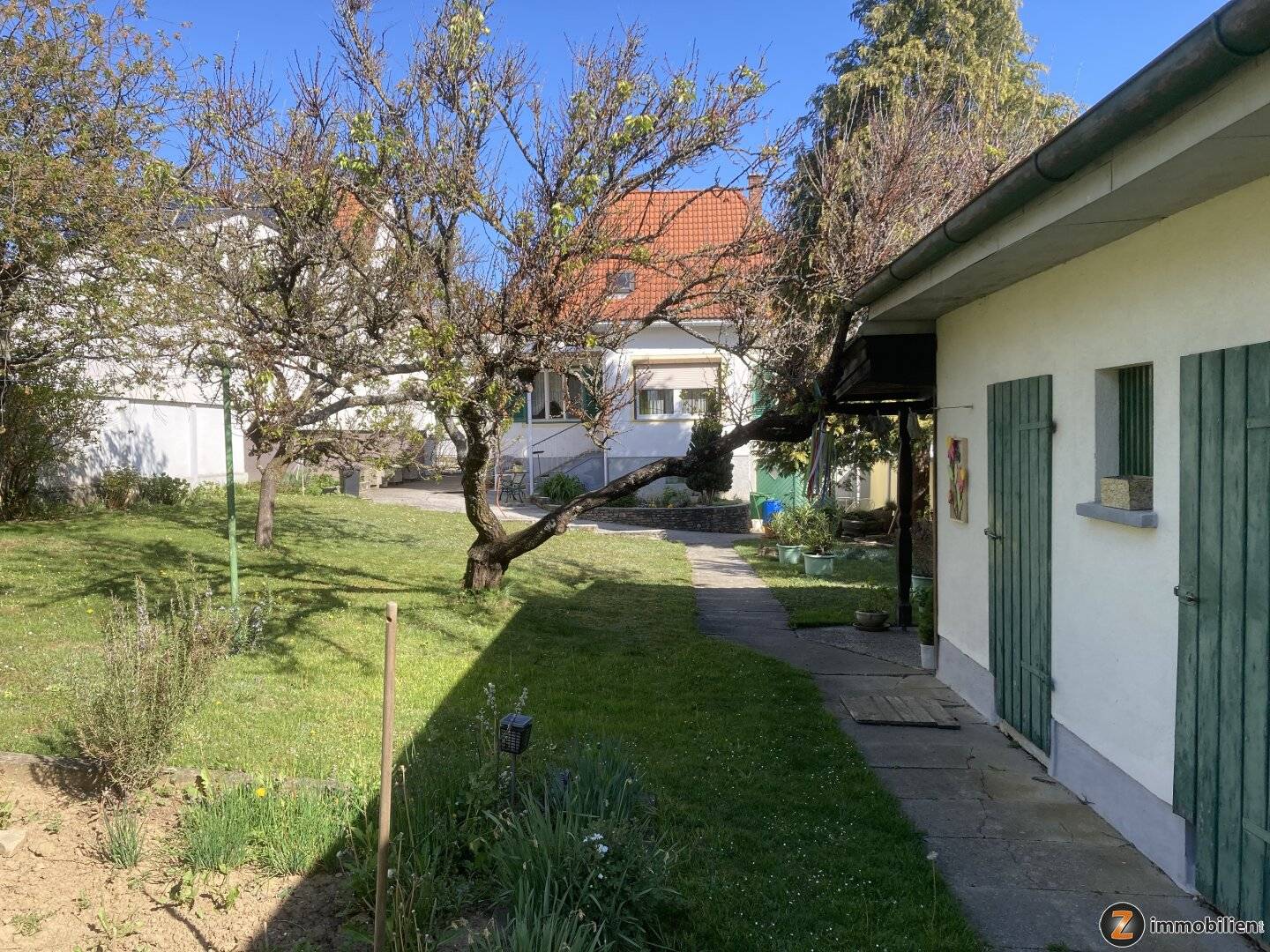 Einfamilienhaus mit Nebengebäuden und gepflegtem Garten!