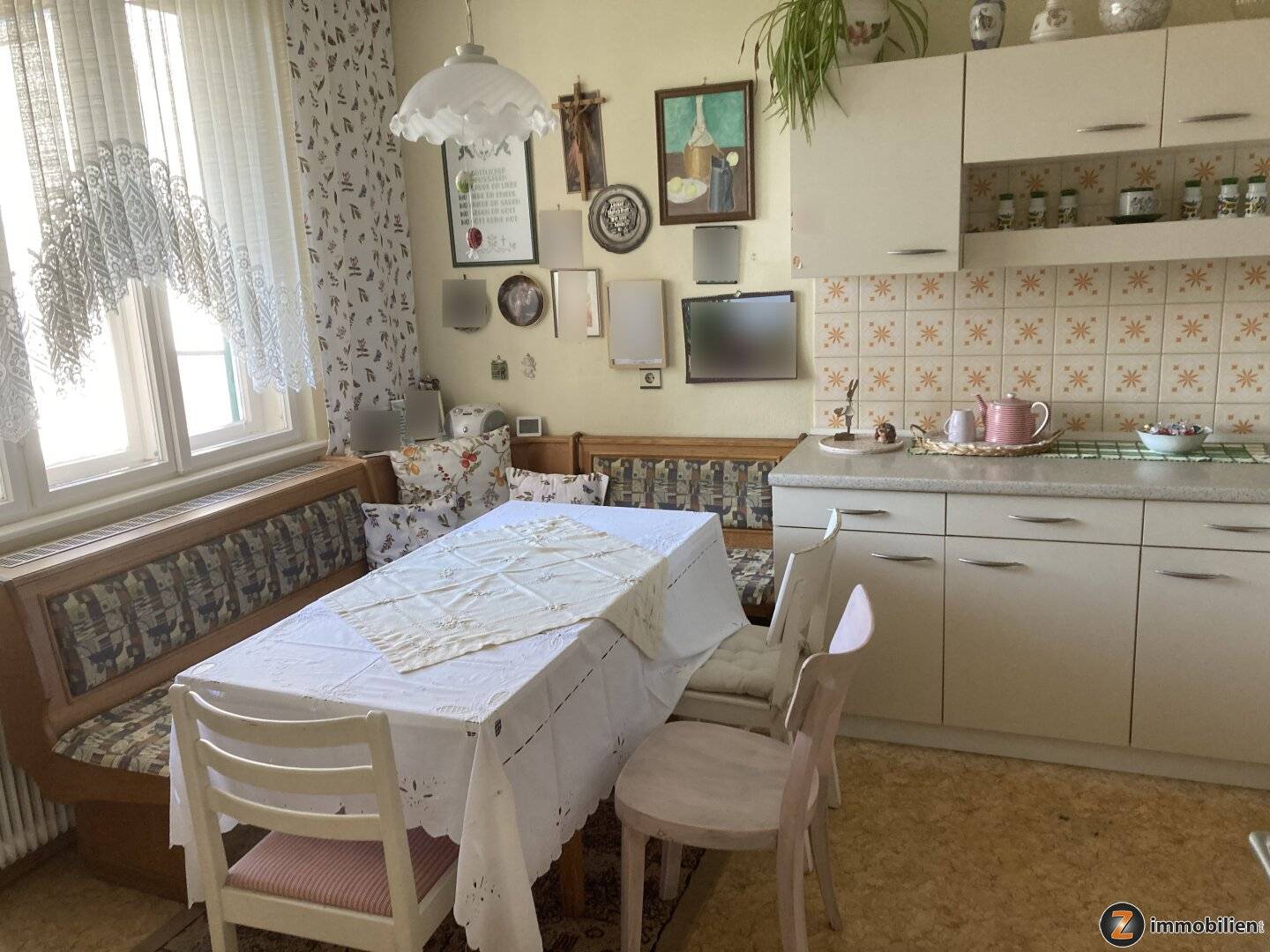 Einfamilienhaus mit Nebengebäuden und gepflegtem Garten!