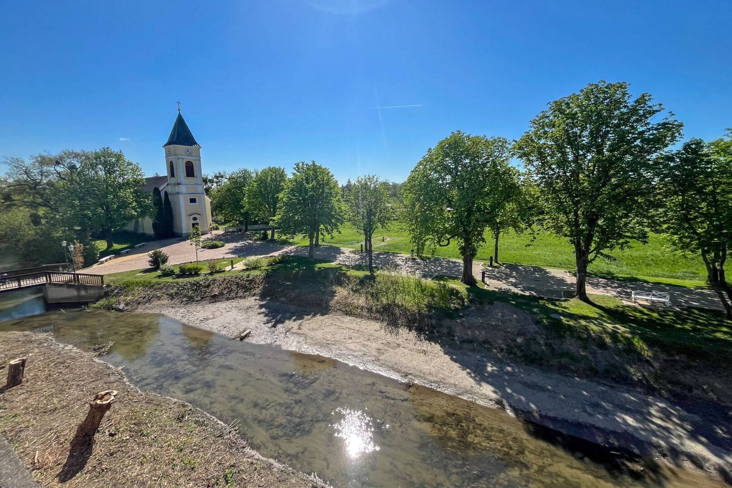 Wohnung Dachgeschoss Südbalkon Blick auf Kirche