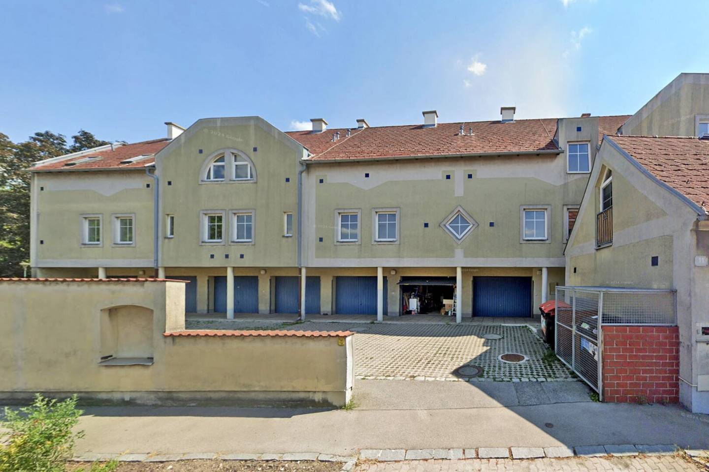 Wohnung Dachgeschoss Südbalkon Blick auf Kirche