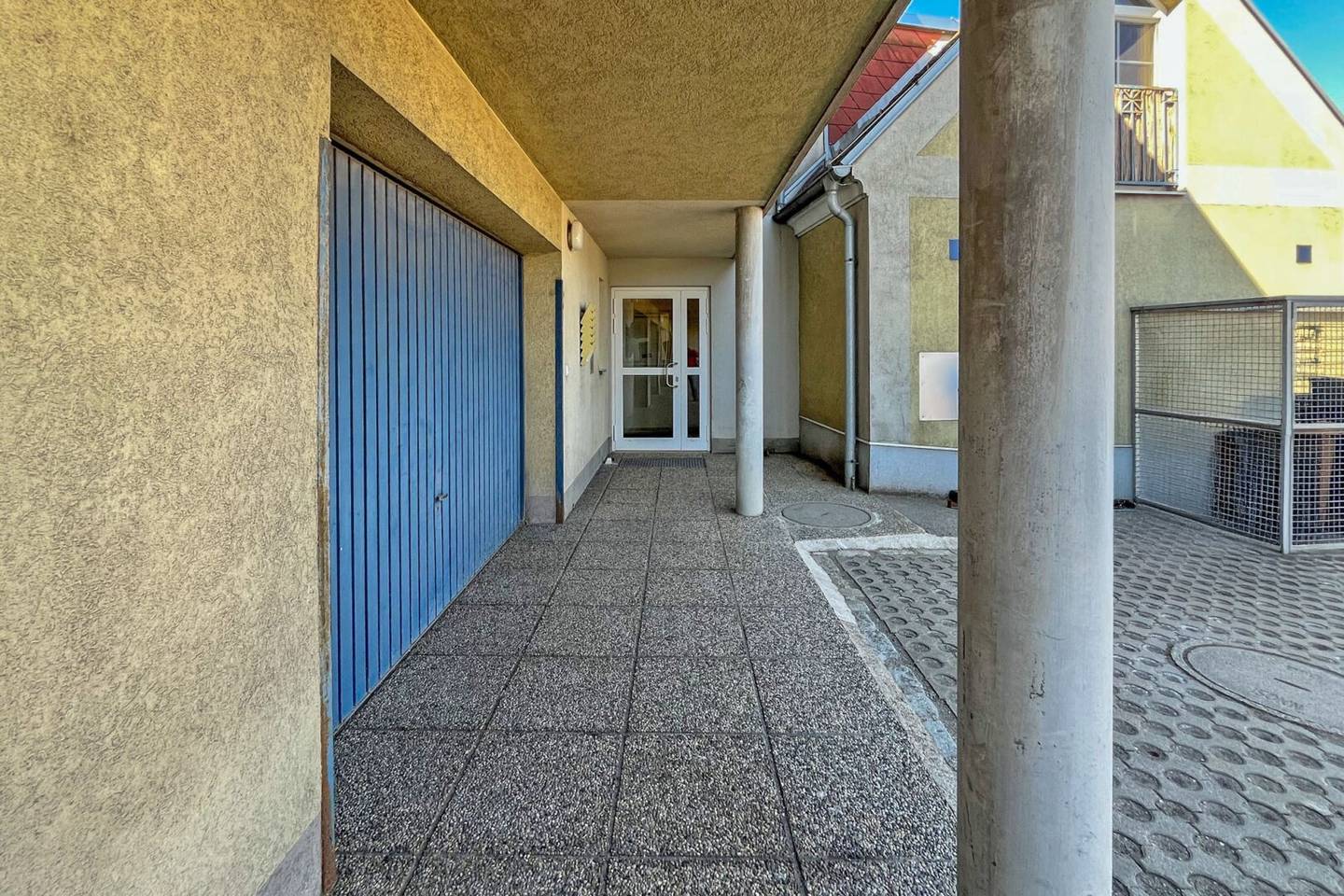 Wohnung Dachgeschoss Südbalkon Blick auf Kirche