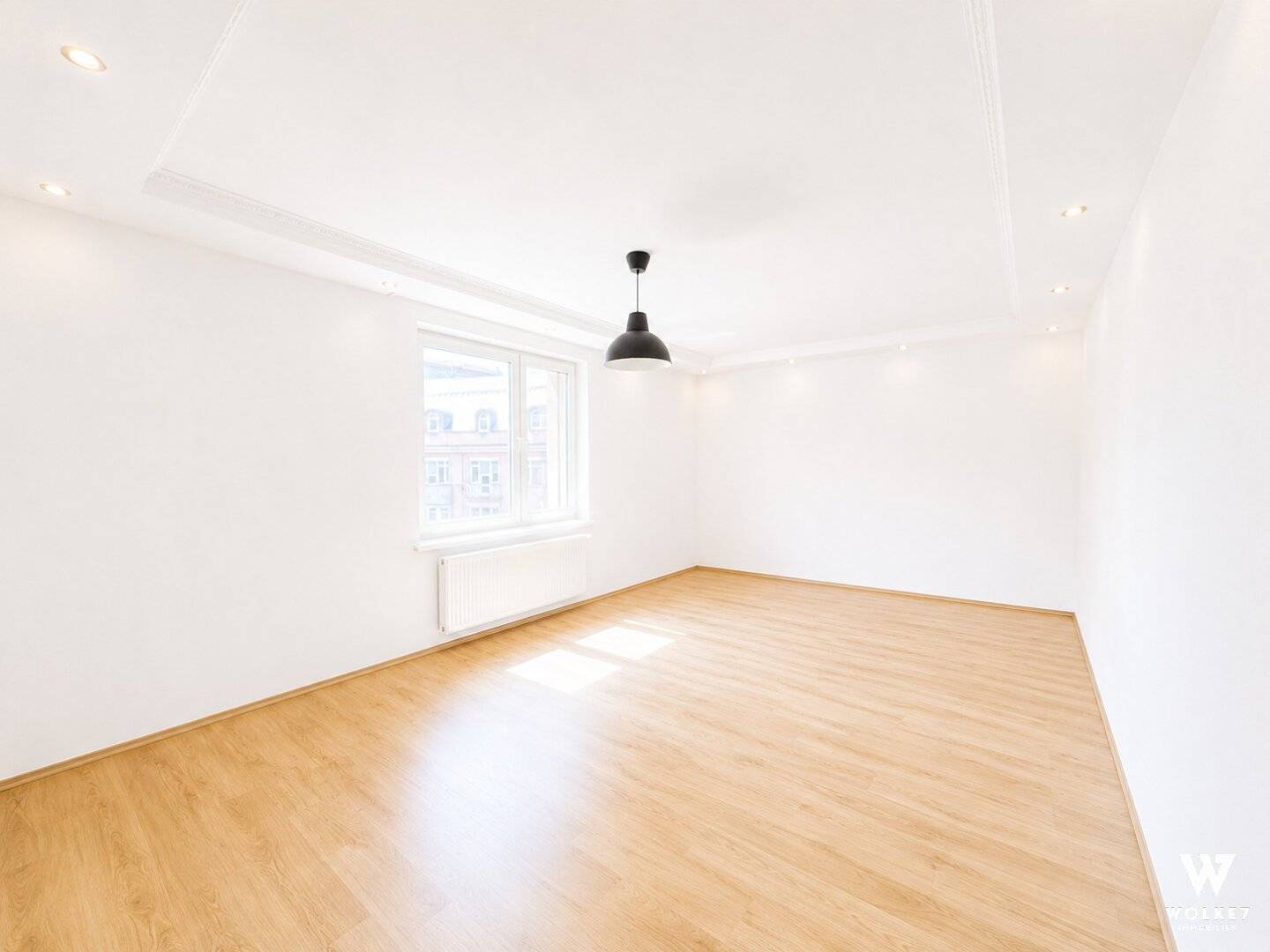 Lichtdurchflutete Wohnung im sechsten Stock mit freiem Blick und Sonnenuntergang