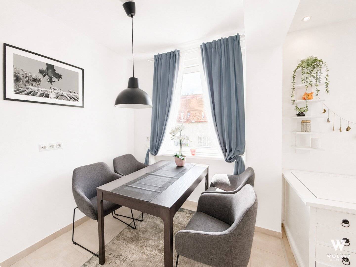 Lichtdurchflutete Wohnung im sechsten Stock mit freiem Blick und Sonnenuntergang