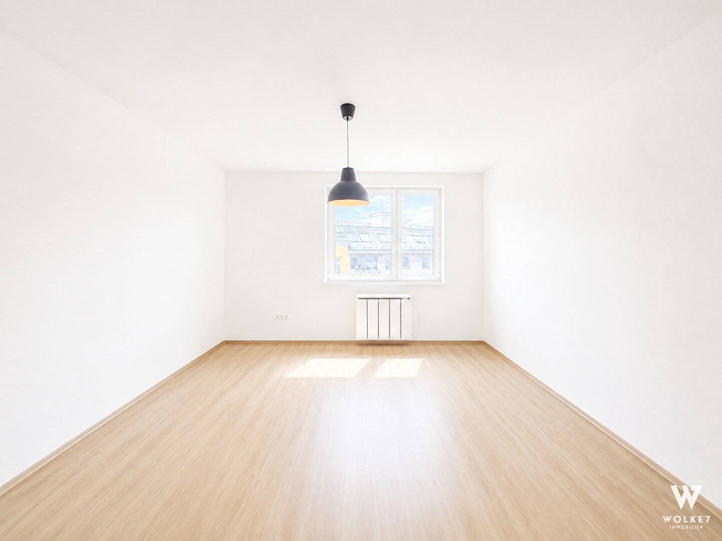 Lichtdurchflutete Wohnung im sechsten Stock mit freiem Blick und Sonnenuntergang