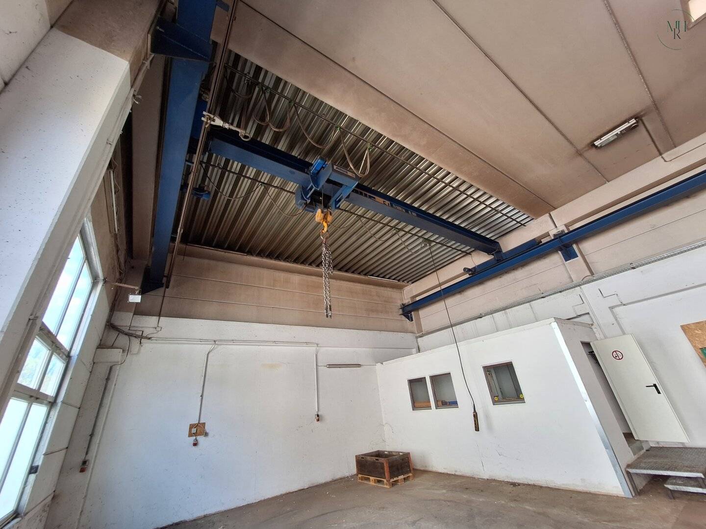 Produktionshalle mit Kran und Hebebühne
