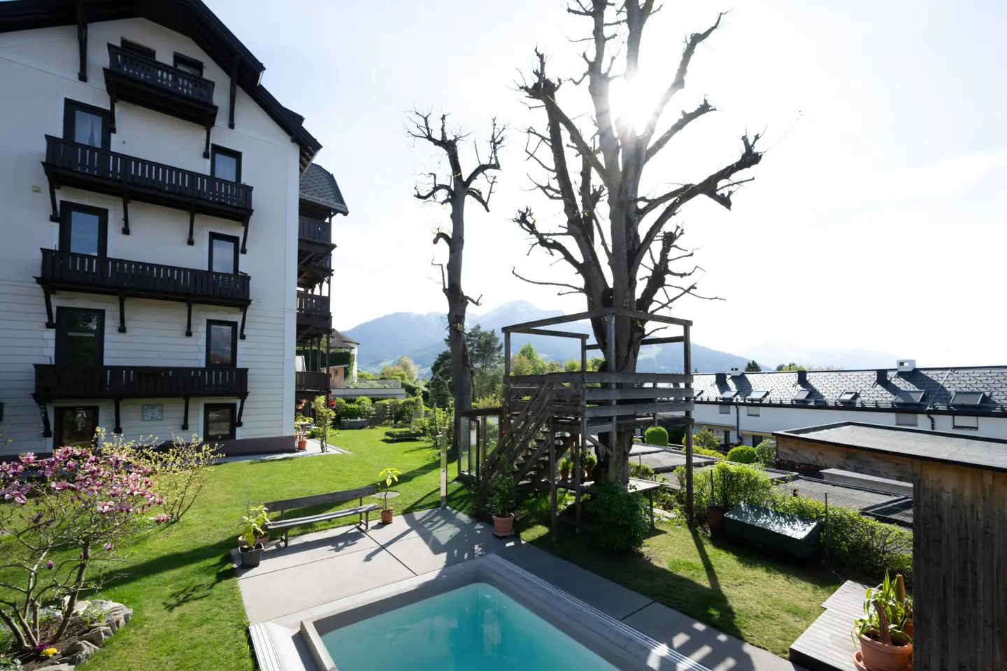 Erdgeschosswohnung mit Privatgarten und Pool