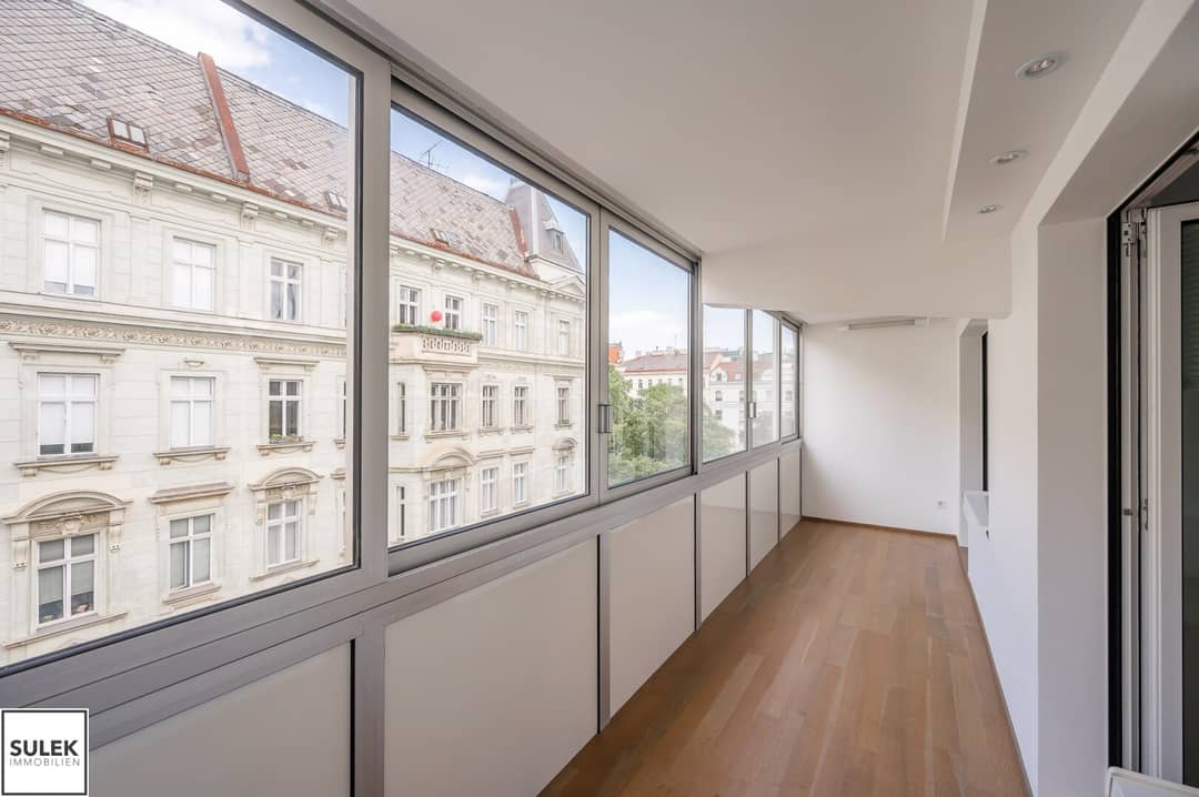 Apartment with glazed loggia near Liniengasse