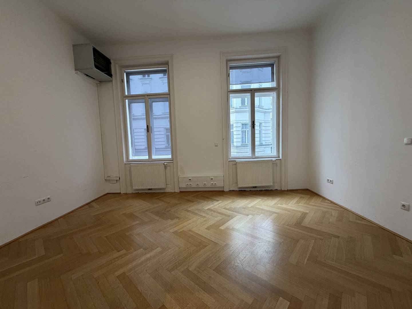 Corner Old Bldg Office Neubaugasse 220m²