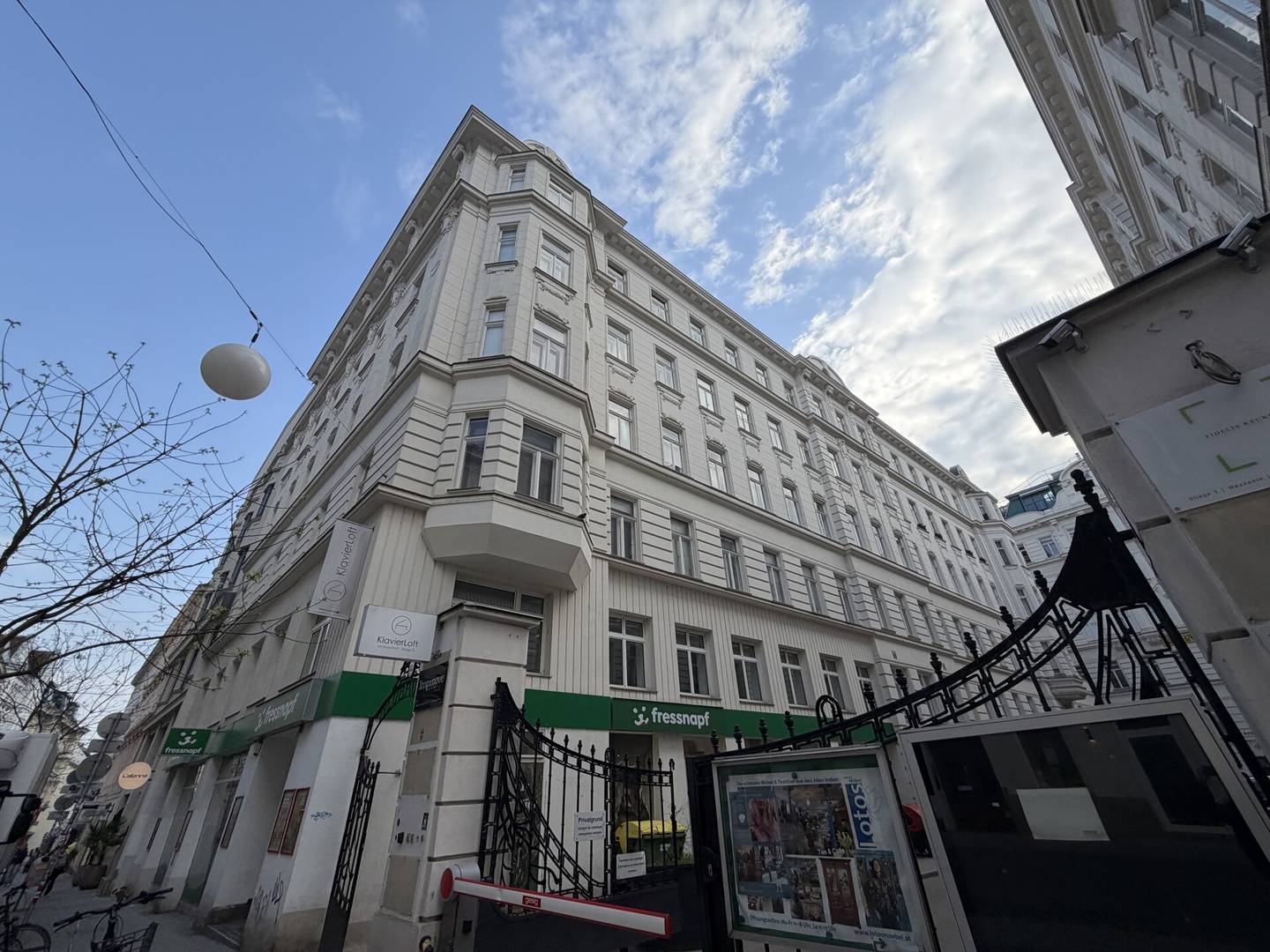 Corner Old Bldg Office Neubaugasse 315m²