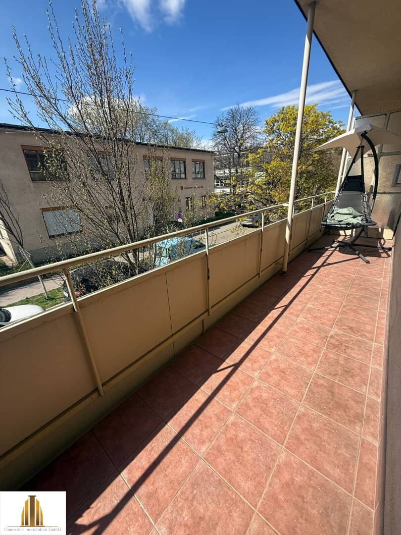 Apartment with loggia near U3 on the first floor