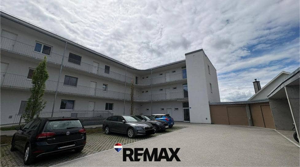 Like new apartment with terrace and fitted kitchen