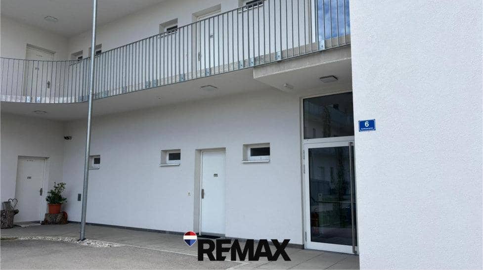 Like new apartment with terrace and fitted kitchen
