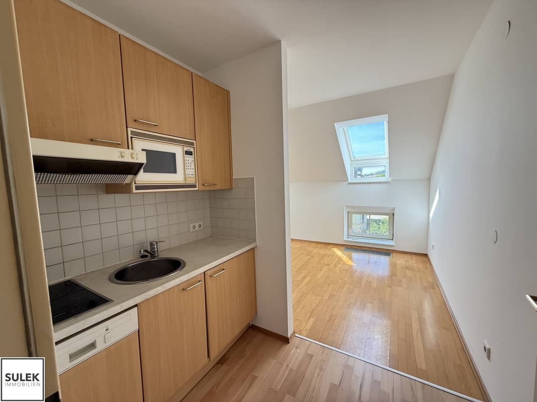 Dachgeschosswohnung mit Wohnküche verfügbar