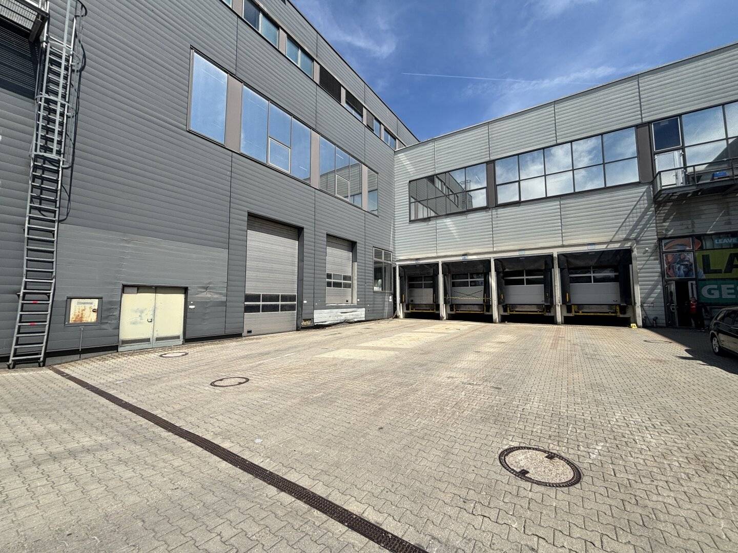 Flexible commercial and warehouse spaces from 130 to 2,762 m² with rail connection in central storage in Wels / Magazinstraße