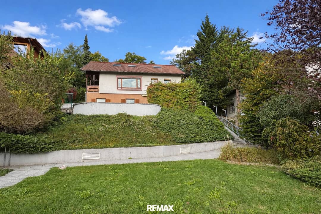 Single-family house with pool in Mödling