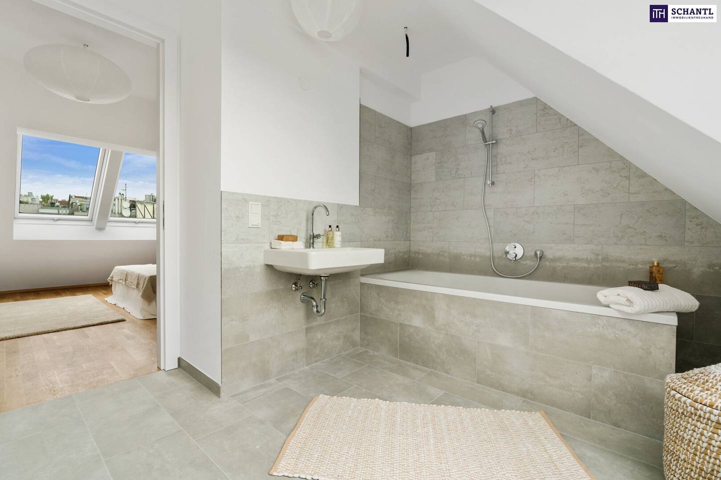 Penthouse with 60 m² roof terrace and lift