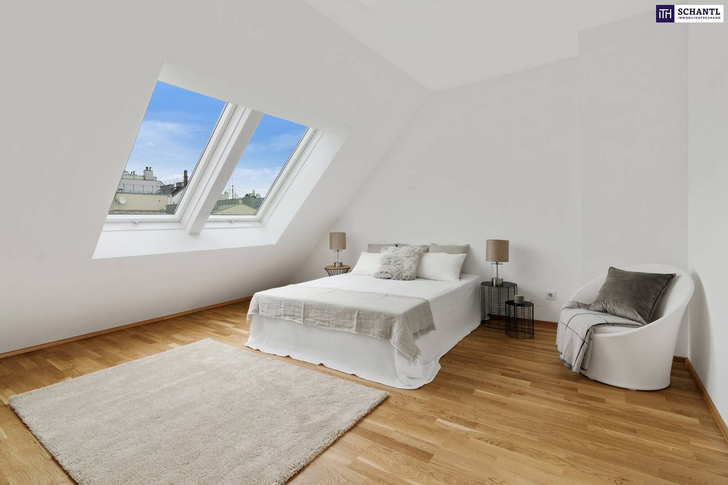 Penthouse with 60 m² roof terrace and lift