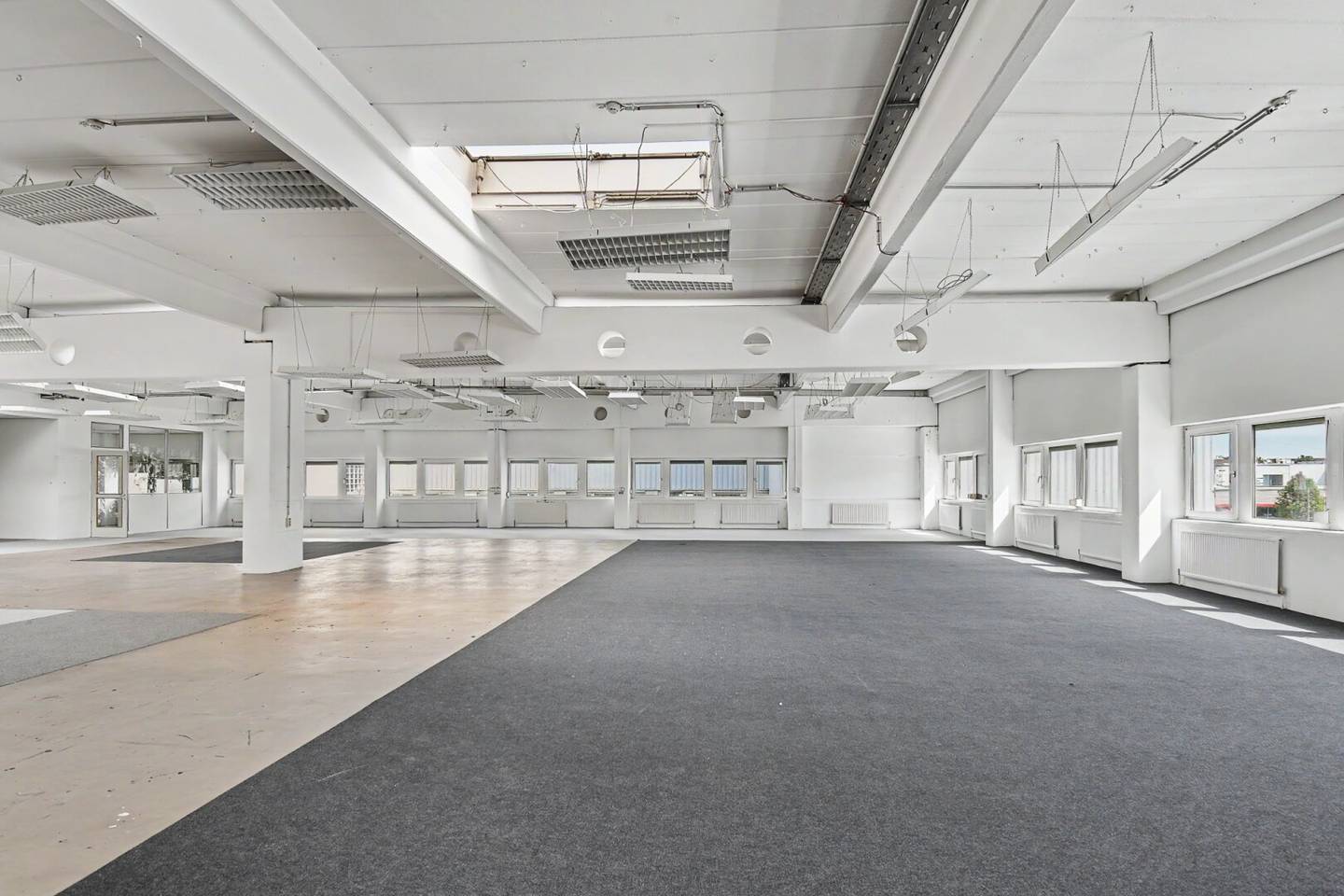 Loft studio hall with ancillary rooms Elevator possible