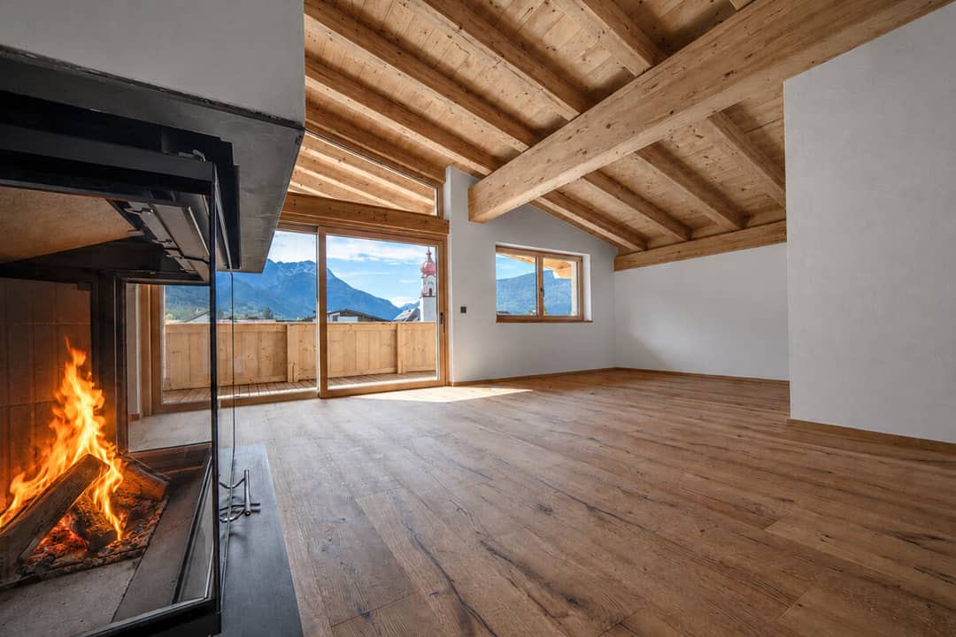 Kamin und Sichtdachstuhl