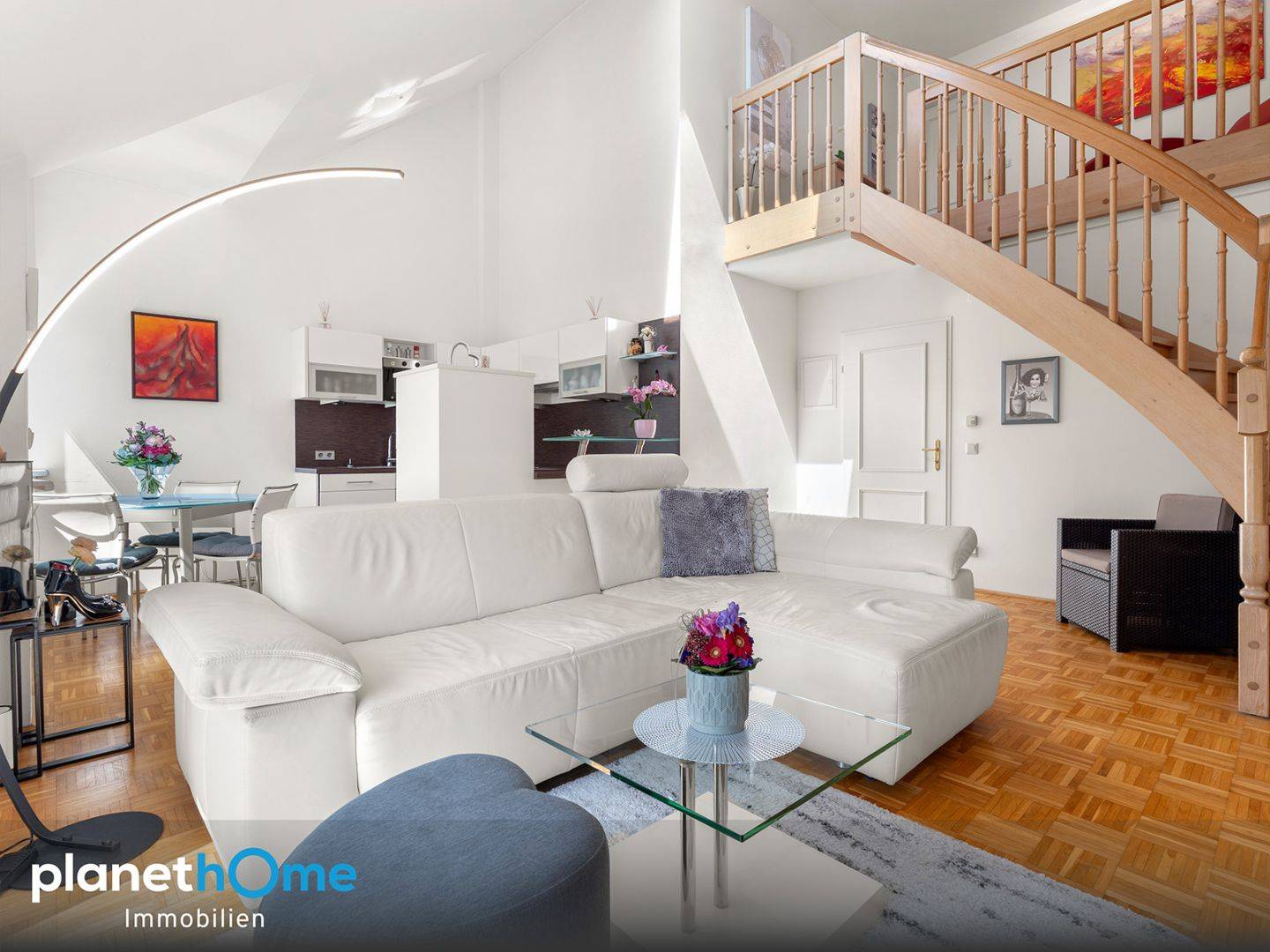 Dachgeschosswohnung mit Galerie und hellen Räumen