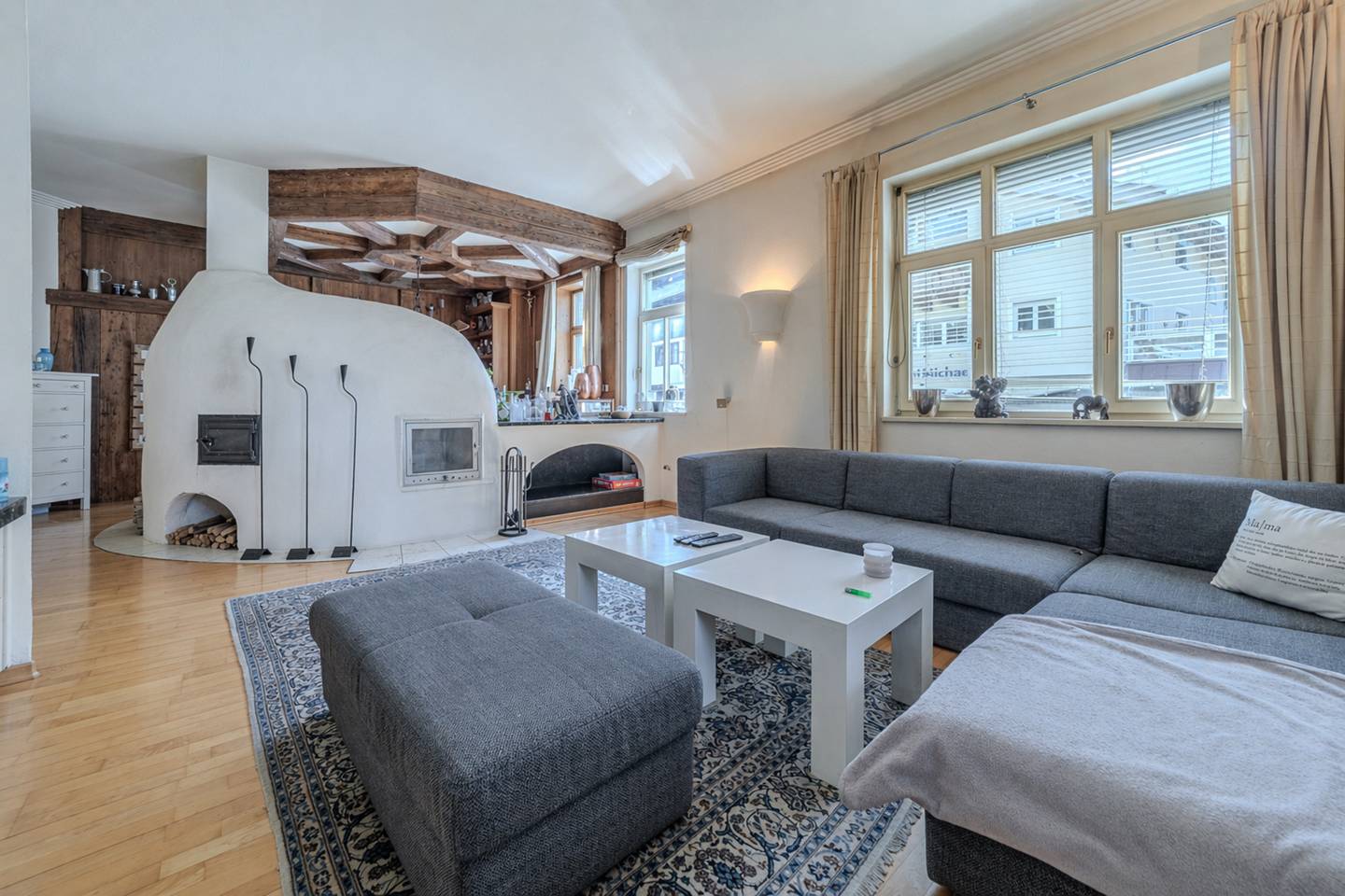 Apartment in a historic townhouse with mountain views