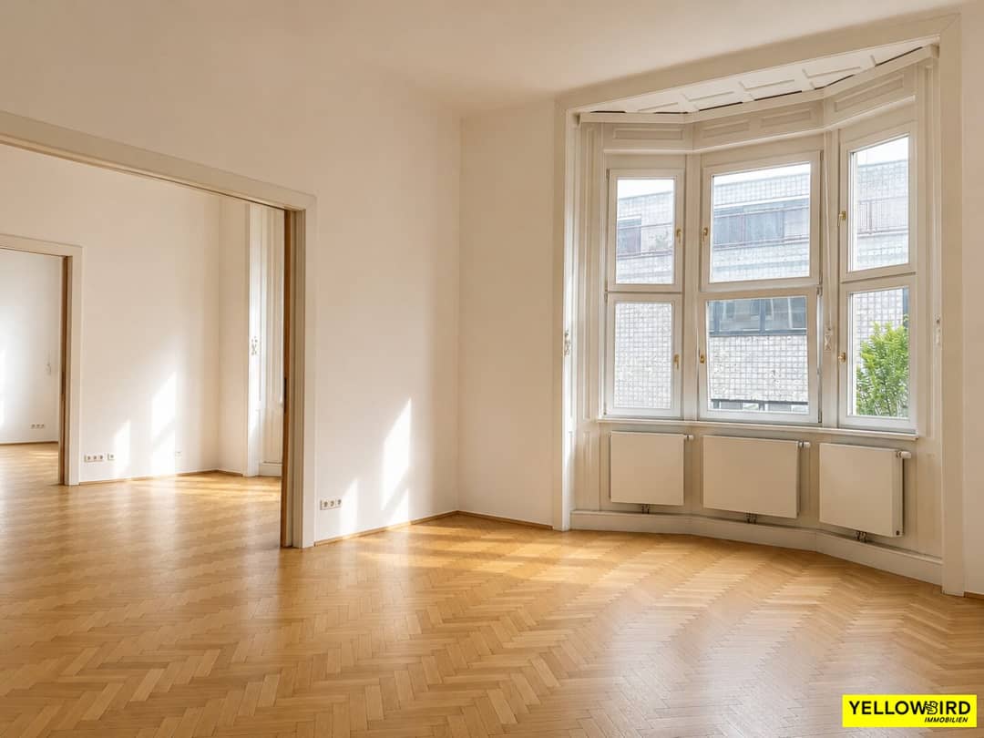 Apartment with high ceilings and balcony
