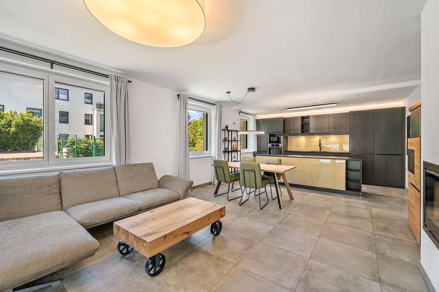 Erdgeschosswohnung mit eigenem Garten und Kamin