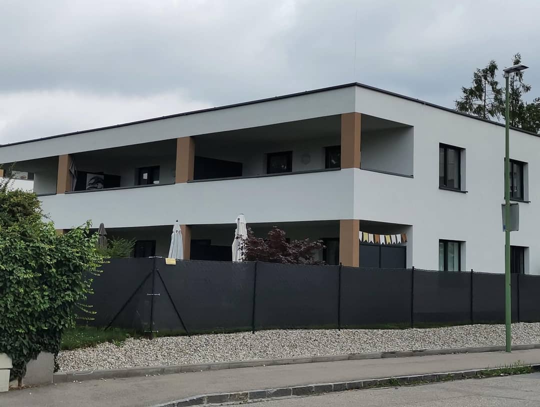 Neuwertige 2-Zimmer-Wohnung mit großzügiger Loggia und Tiefgaragenparkplatz