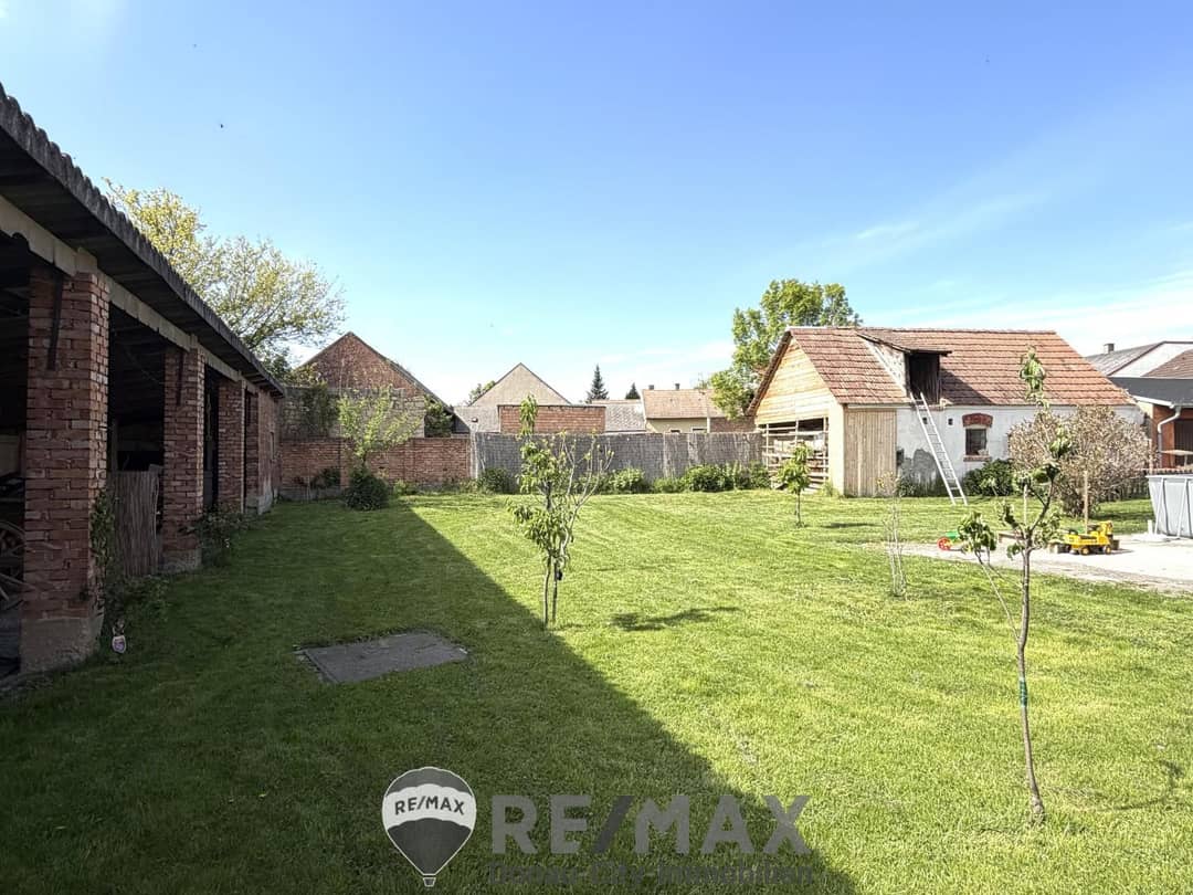 " Einfamilienhaus mit Ausbau- & Grundstück mit Teilungspotenzial "