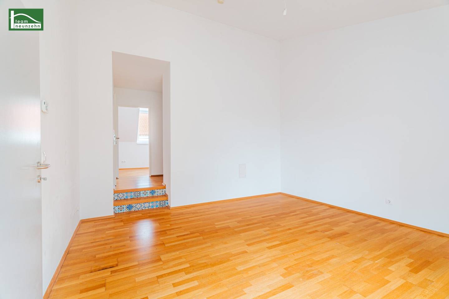 Helle Dachgeschoss-Wohnung mit Hof-Terrasse in ruhiger Seitengasse der Wattgasse und Hernalser Hauptstraße