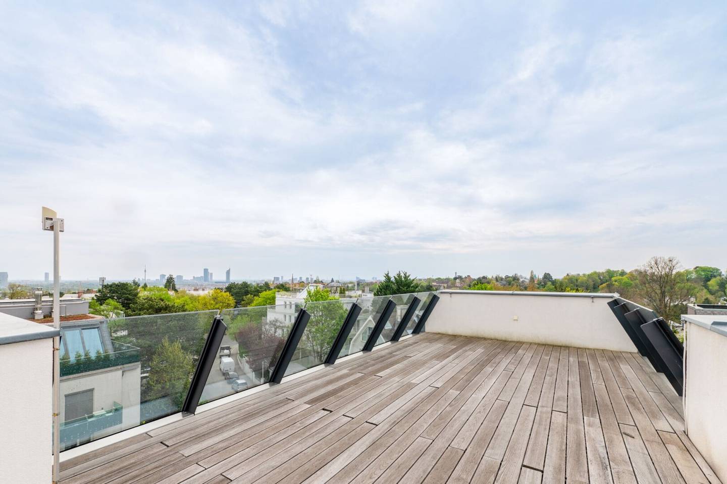 Penthouse with roof terrace and direct lift access
