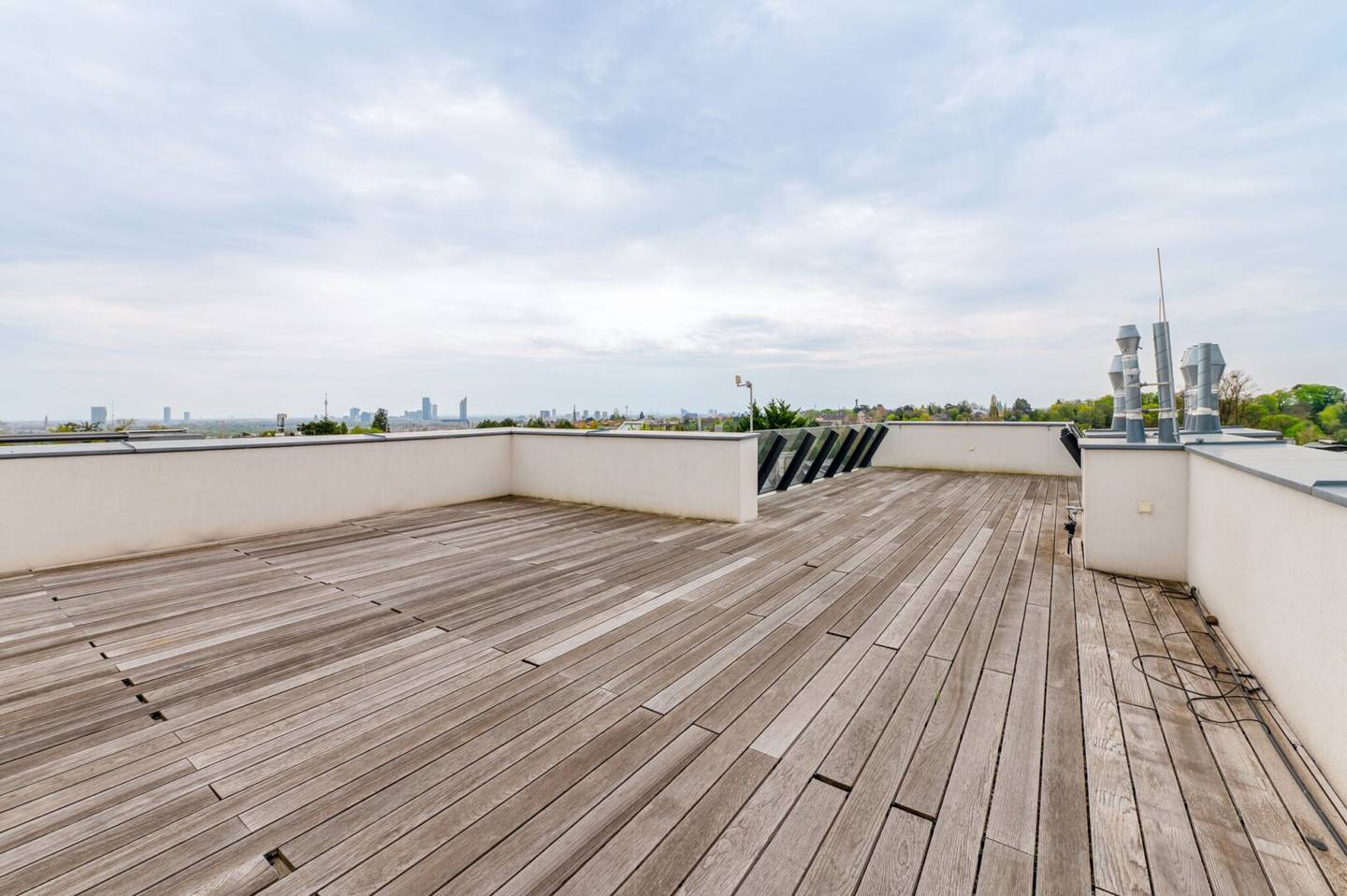 Penthouse with roof terrace and direct lift access
