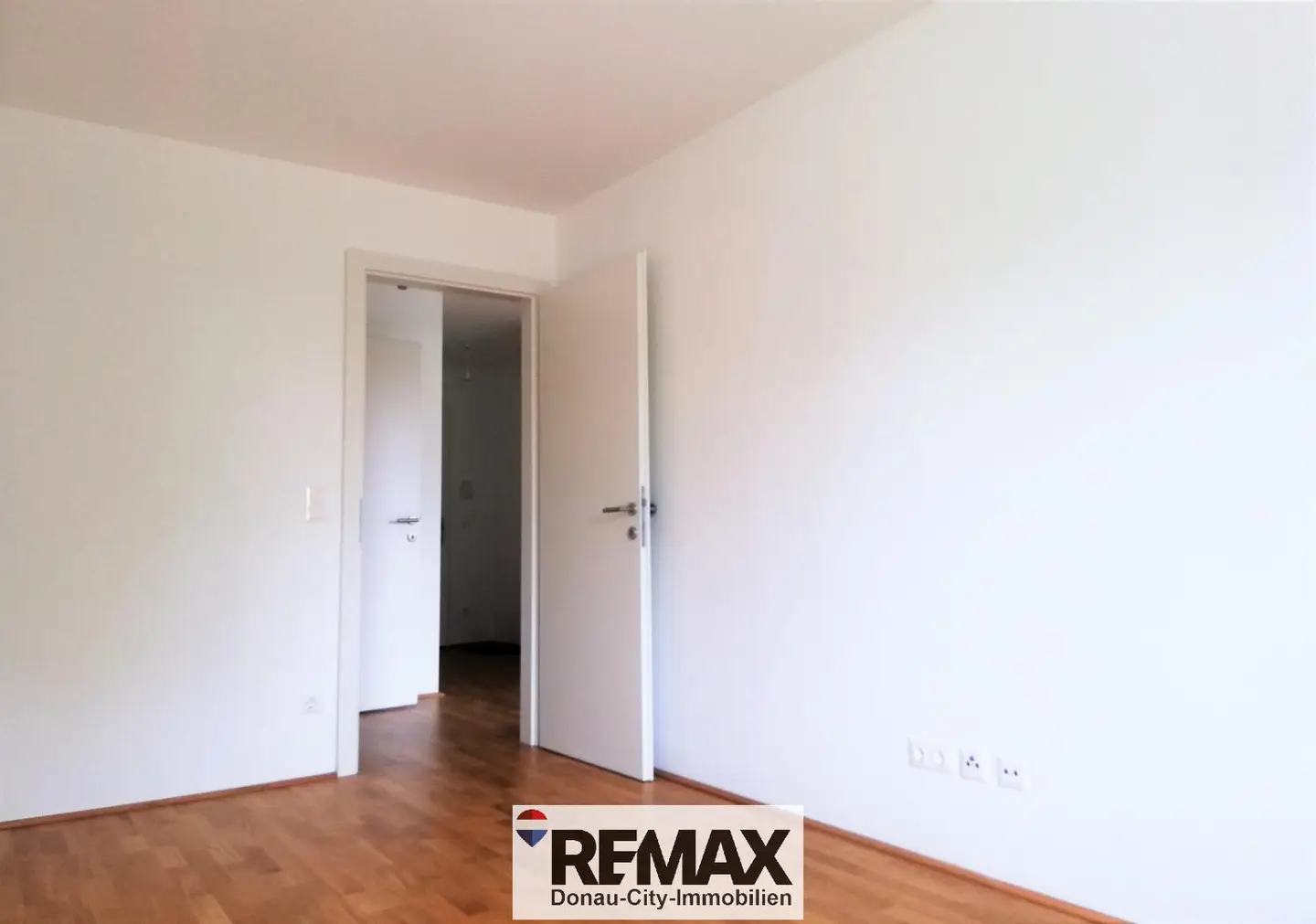 Apartment near Badeteich Hirschstetten with loggia