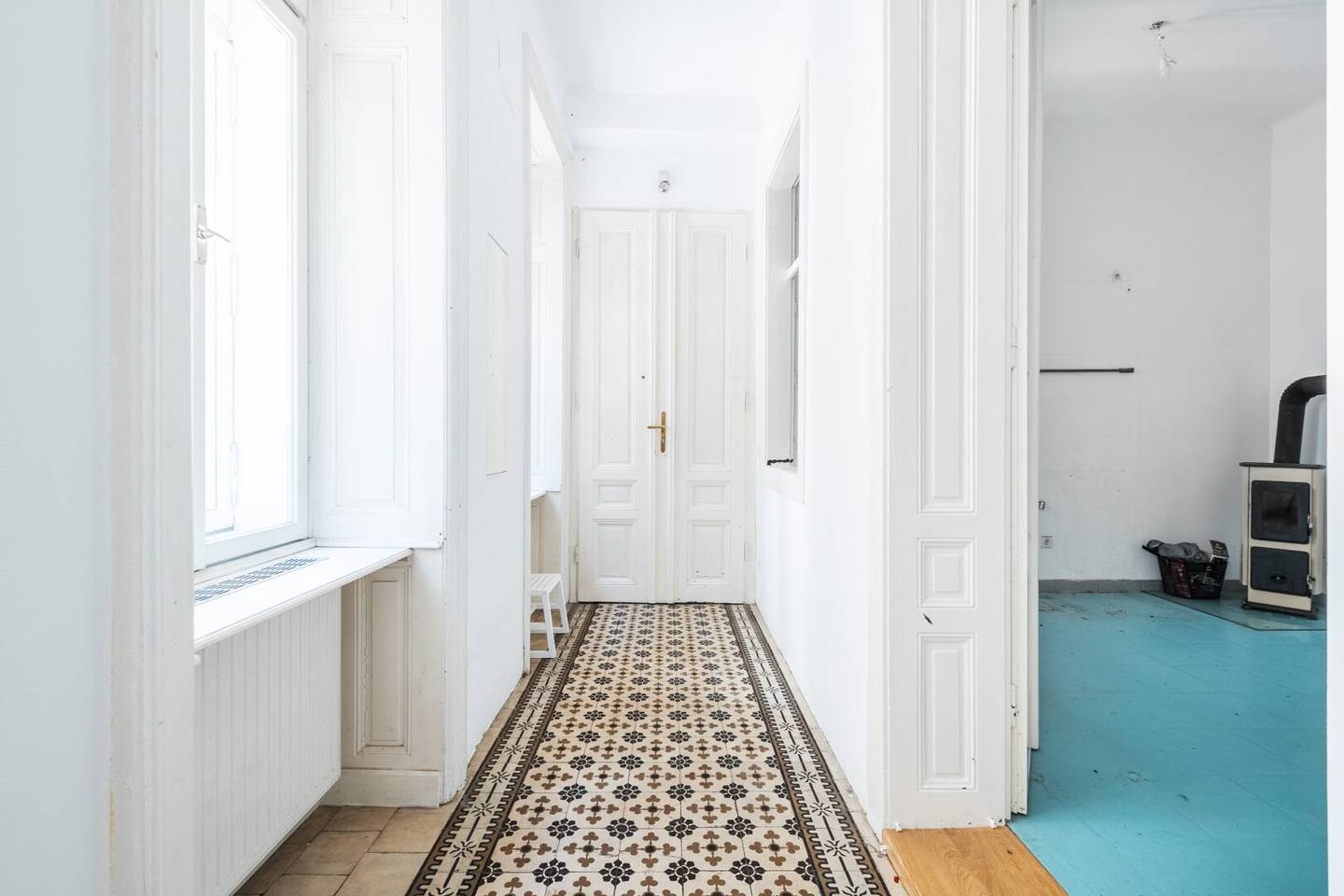 Quiet three room old building in courtyard location near Burggasse