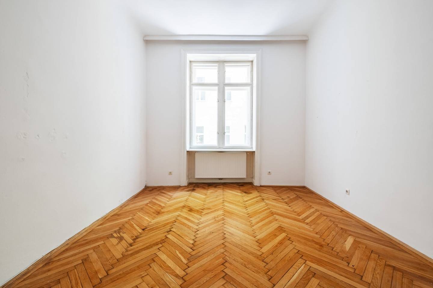 Quiet three room old building in courtyard location near Burggasse