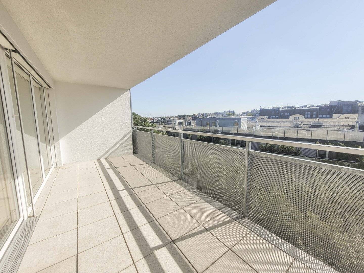 Apartment with terrace and bright layout