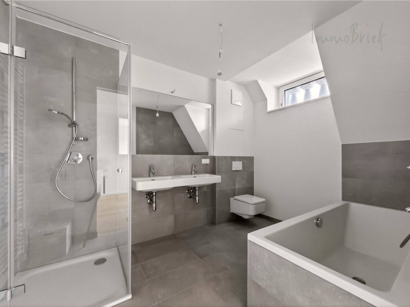 Attic apartment near Kutschkermarkt with heat pump