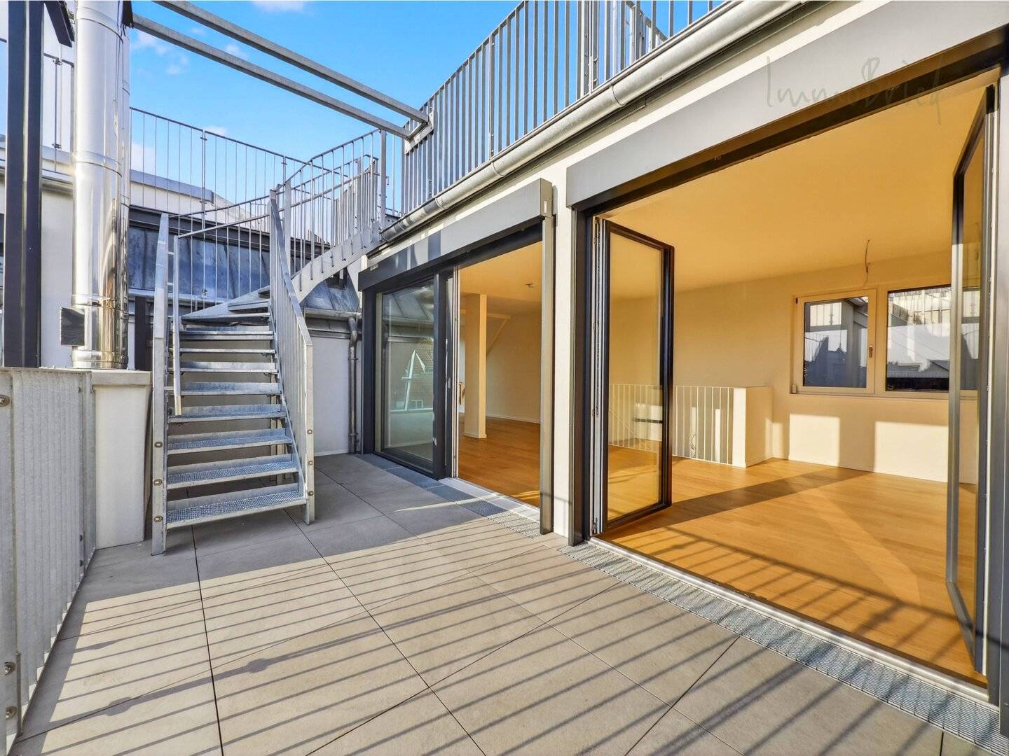 Attic apartment near Kutschkermarkt with heat pump