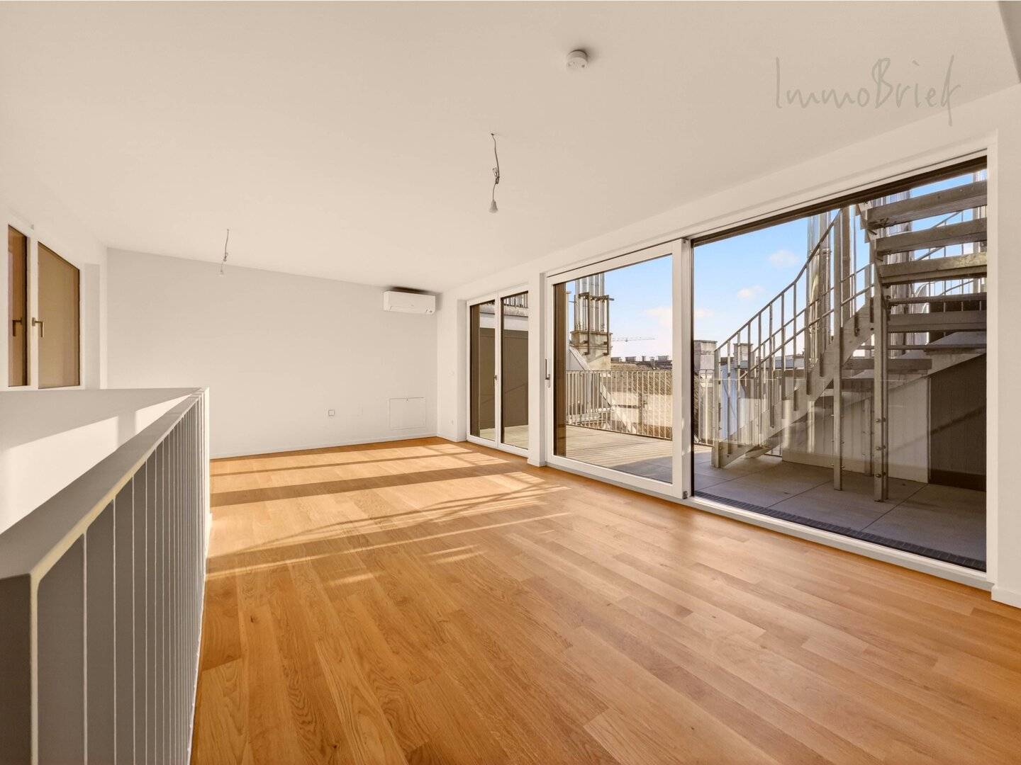 Attic apartment near Kutschkermarkt with heat pump